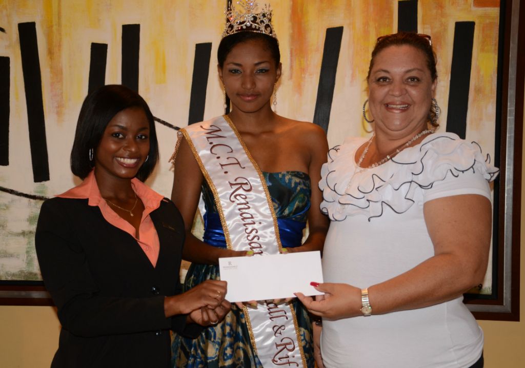 Miss Renaissance Mall & Rif Fort a hasi  entrega di donashon na Fundashon Sinta Ros