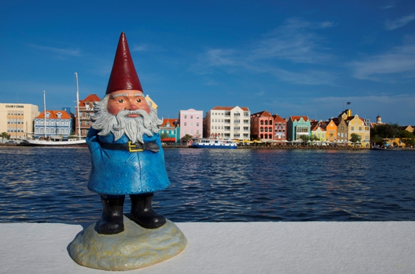 Bishita di Vloggers internashonal i Gnome di Travelocity na Kòrsou