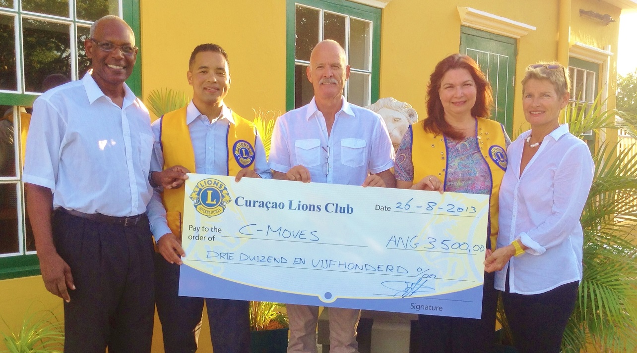 Curaçao Lions Club a hasi entrega di un donashon di Fl. 3500,00 na  C-Moves