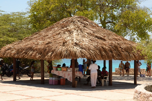 CTB a rekonstruí e palapa na altura di e miradó na  Playa Kenepa Grandi