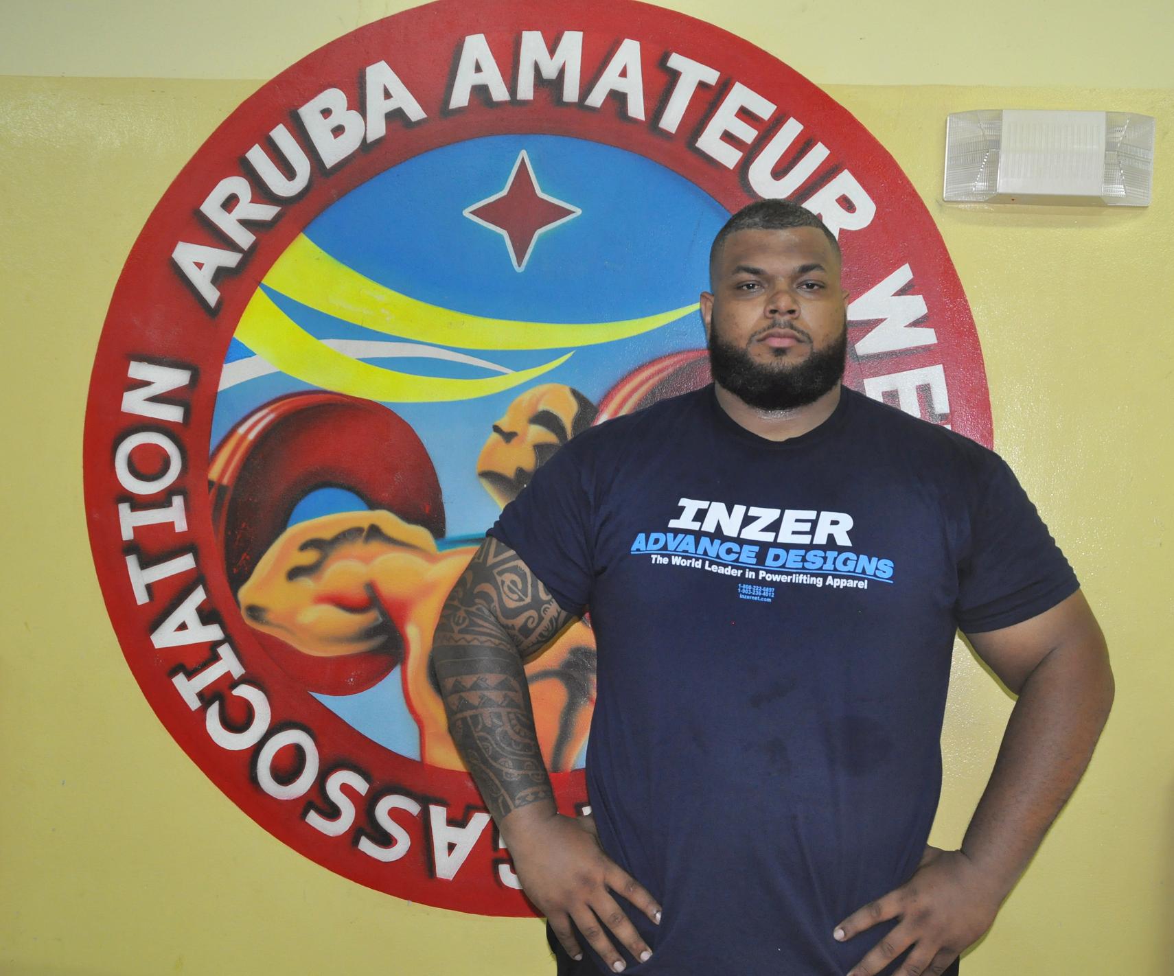 Conocido Strongman Destrey Raymond di bishita na Aruba