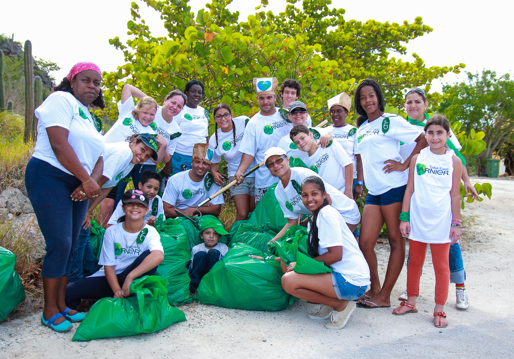 Garnier i Miss Curaçao Teenager ku otro Beach Cleanup day