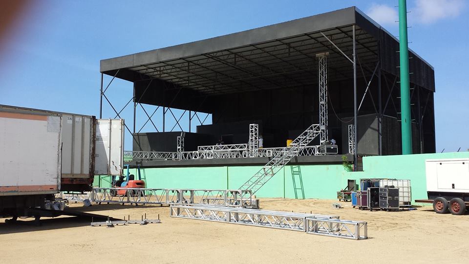 Preparacionnan a cuminsa den Elias Mansur Sportpark pa e concierto di Romeo Santos