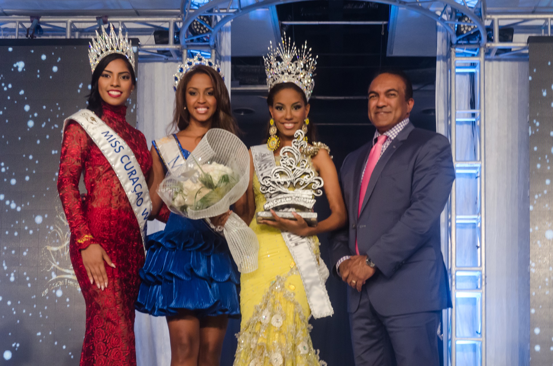 Mynesha Reinita koroná komo nos Miss Curacao Teenager nobo