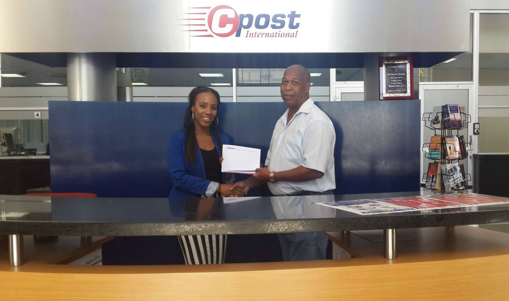 Cpost International  apoyando i dunando sosten na Curacao Baseball Senior League.