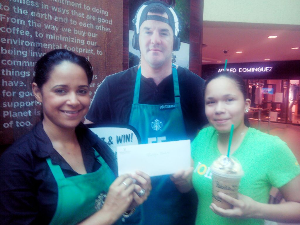 Marilyn Maduro prome ganador di  Starbucks su ‘NutzBeatz Selfie Campaign’