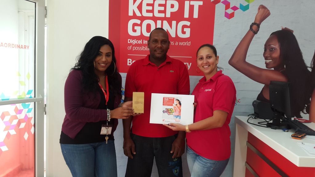 Sr. Urvin Wijman a gana un Samsung Galaxy S5 den fenomenal kampaña Digicel“Esun…Dibo”