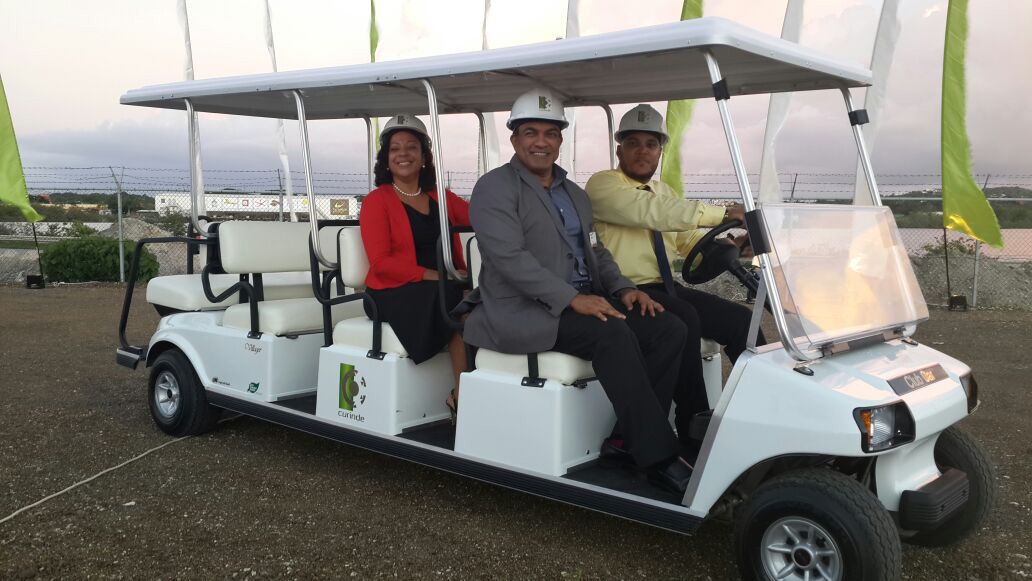 CURINDE TA PONE PROMÉ PIEDRA PA FOOD COURT I INTRODUSÍ GOLFCART PA TRANSPORTE KOMO PARTI DI ESFUERSONAN PA MIHORÁ EKSPERENSHA DI KLIENTENAN DEN NOS ZONA LIBER