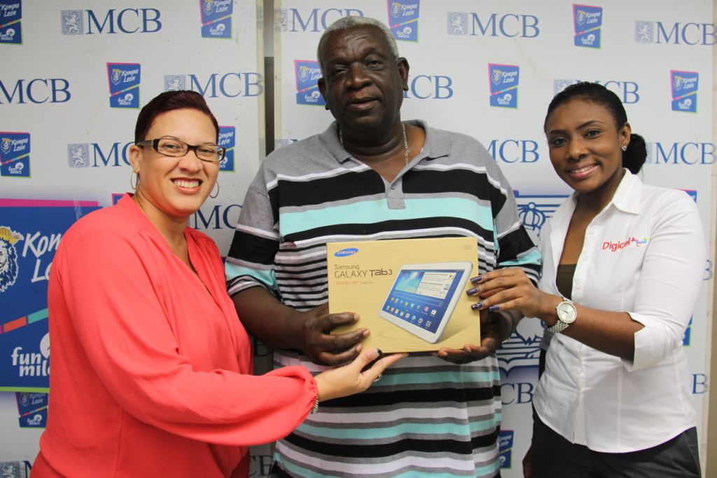 Sra. Clara Kirindongo ta gana un Samsung Tab 3  den eksitoso kampaña “Top Up Via MCB i Gana”