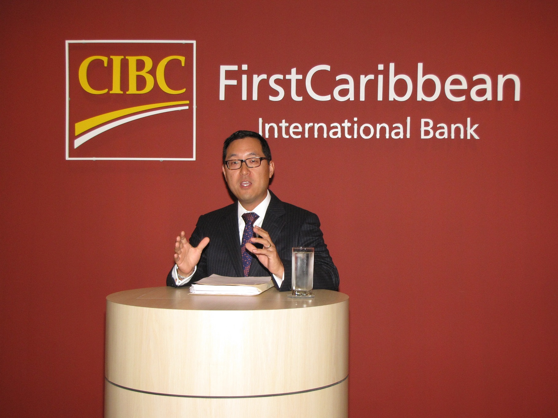 BRIAN LEE CHIEF FINANCIAL OFFICER DI CIBC FIRST CARIBBEAN TA SUPRAYÁ E KONTRIBUSHON DI E TIM NA KÒRSOU NA EKSITO DI E BANKO