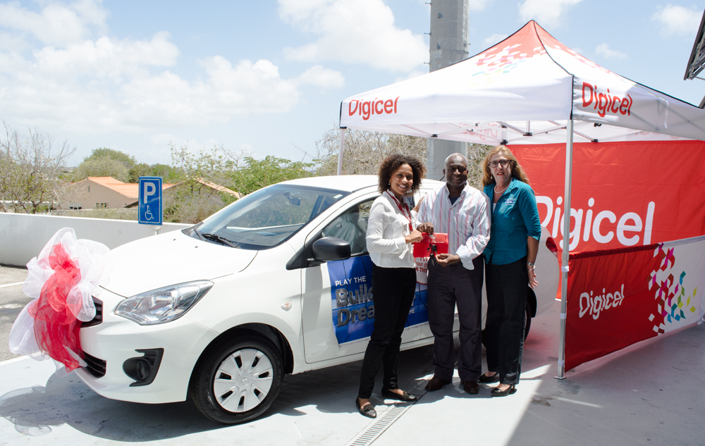 Norman Rooi ta gana un Mitsubishi Attrage 2015 den e popular wega “Text 2 Win” di Digicel