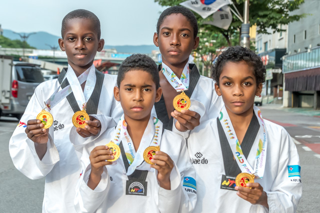 Brazil Taekwondo Stichting su team di Train Hard Fight Smart a gana 3 Oro y 2 Plata na e World Children Taekwondo Culture Festival 2015 na Muju, Korea.