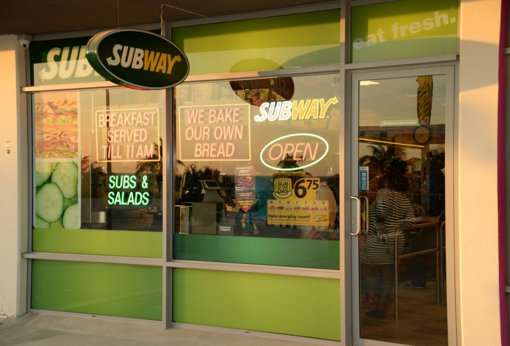 Subway na Mambo Beach BLVD ku oferta spesial pa tur  partisipante di ‘My Guardian Group Walk & Run 2015’