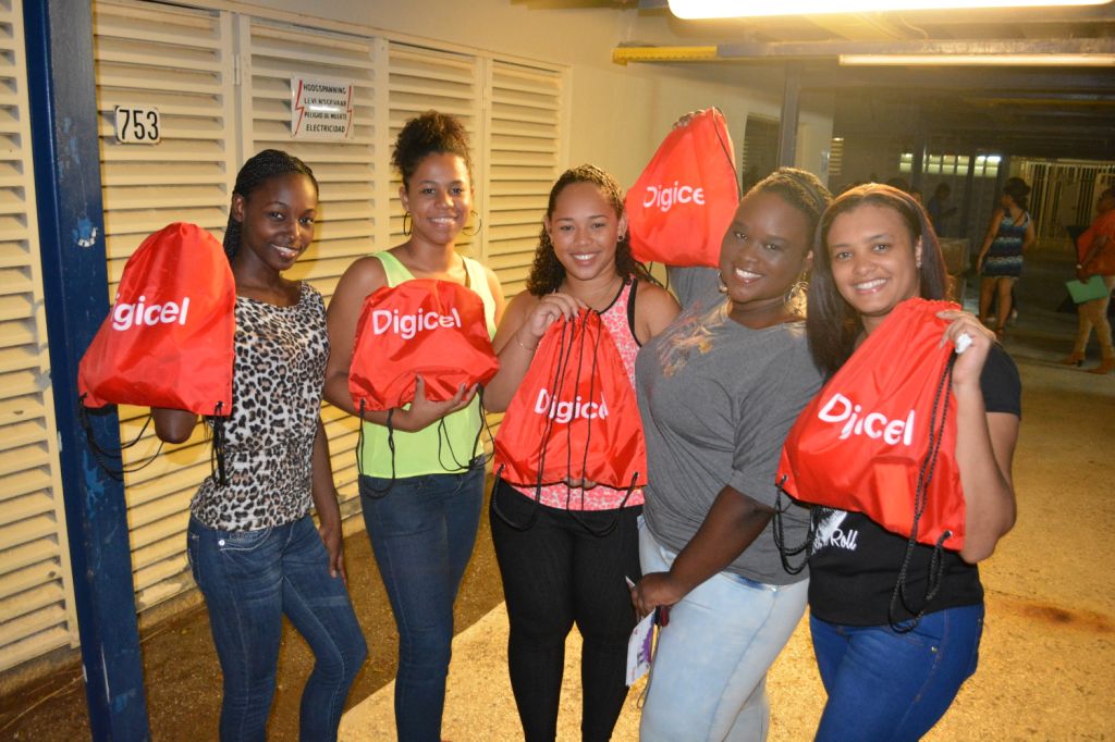 Digicel a djóin UoC den un happy hour pa studiante