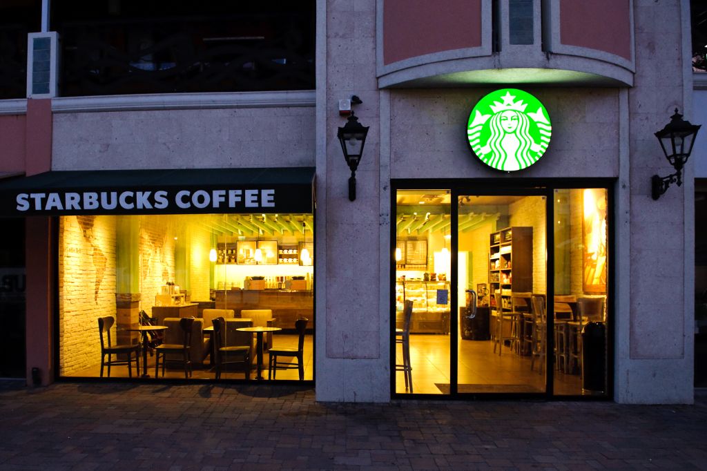 Starbucks ta presenta exhibicion di 3 artista  local diahuebs awor na Paseo Herencia