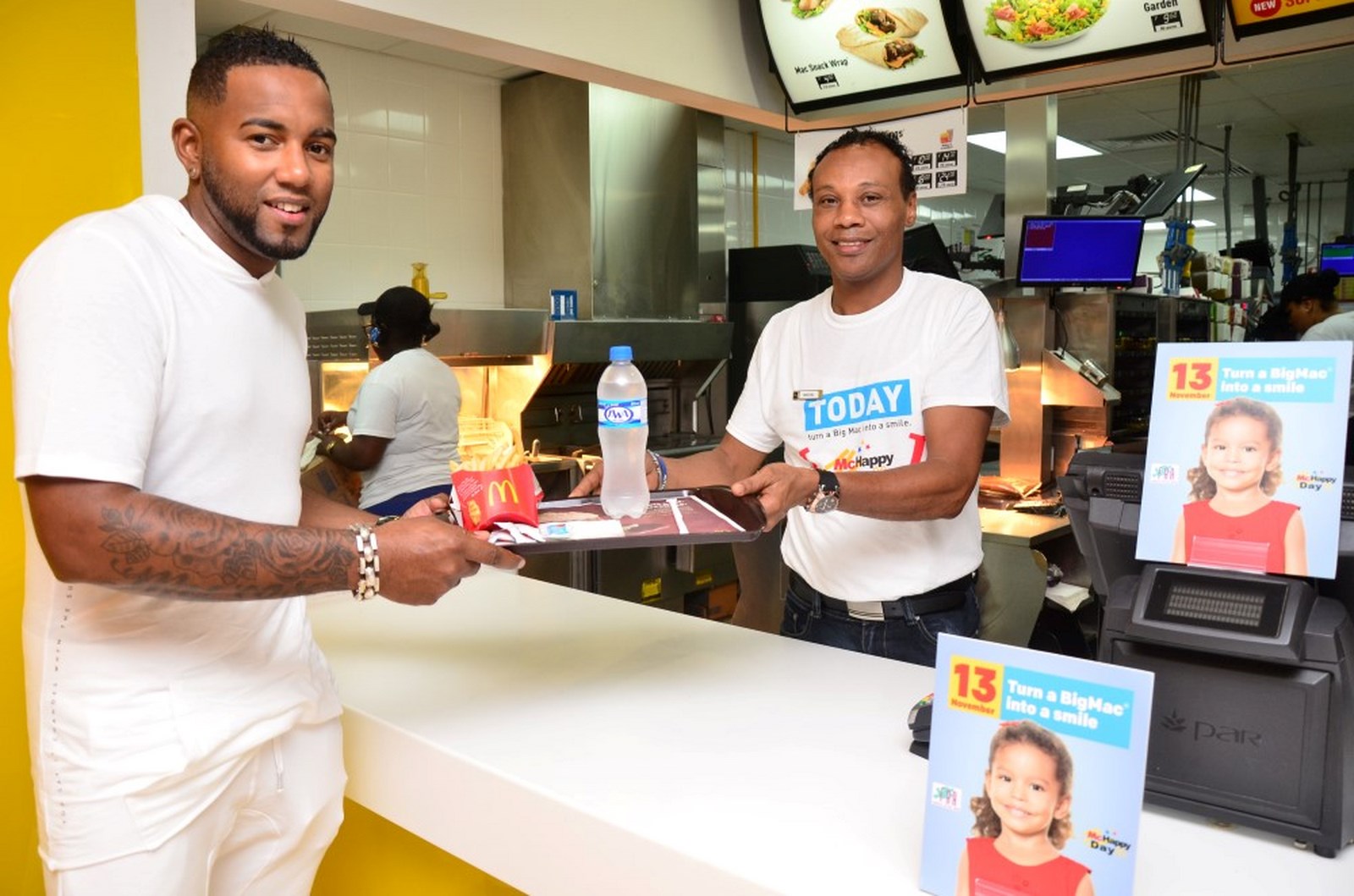 McDonald’s Aruba cu donacion di mas cu 7 mil florin na Fundacion Autismo Aruba