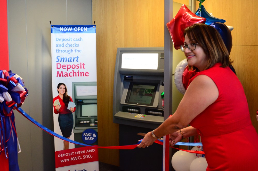 Semper cu e Meta pa Mehora e Experiencia di e Cliente Aruba Bank ta Introduci e Prome Smart Deposit Machine na Aruba