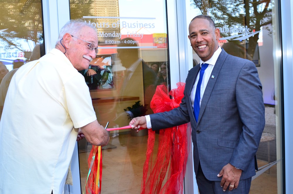 Aruba Bank ta celebra apertura di Main Street Express Branch