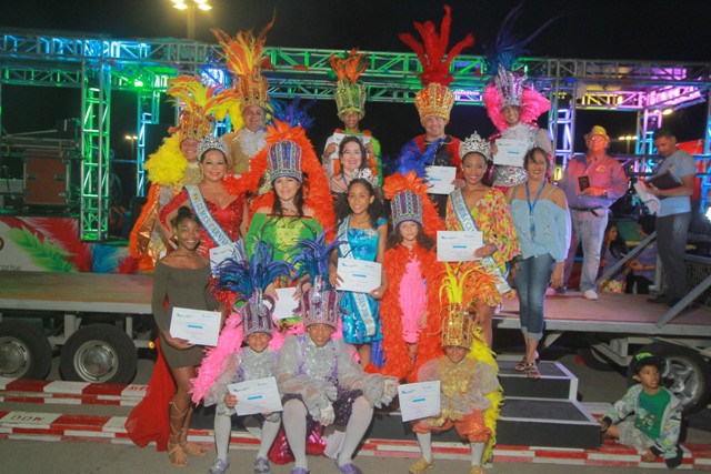 Aruba Airlines a entrega premio na Carnavalistanan