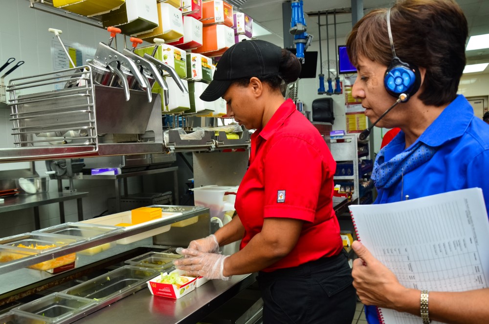 Clientenan ta haya un tour den cushina di  McDonald’s Aruba