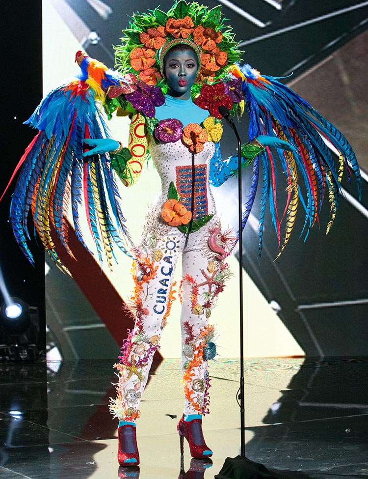 Diferente diseñadó lo kompetí pa e titulo máksimo  Best National Costume 2016