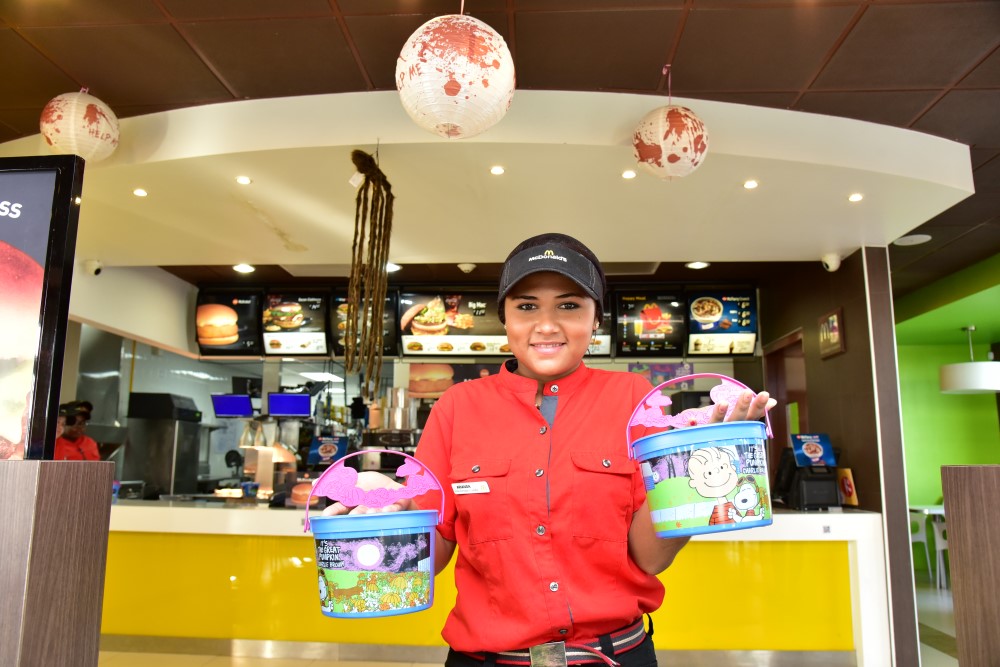 McDonald’s ta presenta Halloween Happy Meal® cu un hemchi di Charlie Brown