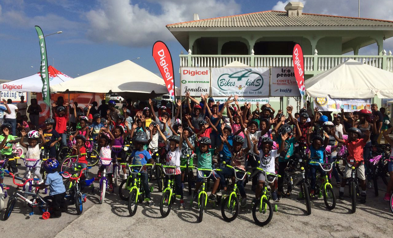 Digicel ta opsekiá mas ku 100 baiskel na Bikes 4 Kids den kampaña #GetGifted