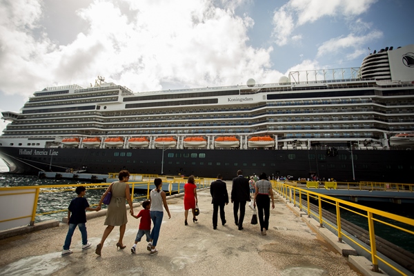 Barku krusero MS Koningsdam a bishitá Kòrsou pa promé biaha