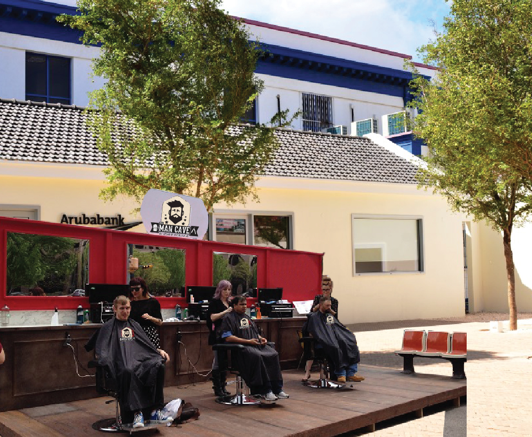 Diasabra awor na Aruba Bank den Caya Grandi “Pop-Up Barbershop” un regalo special pa tatanan