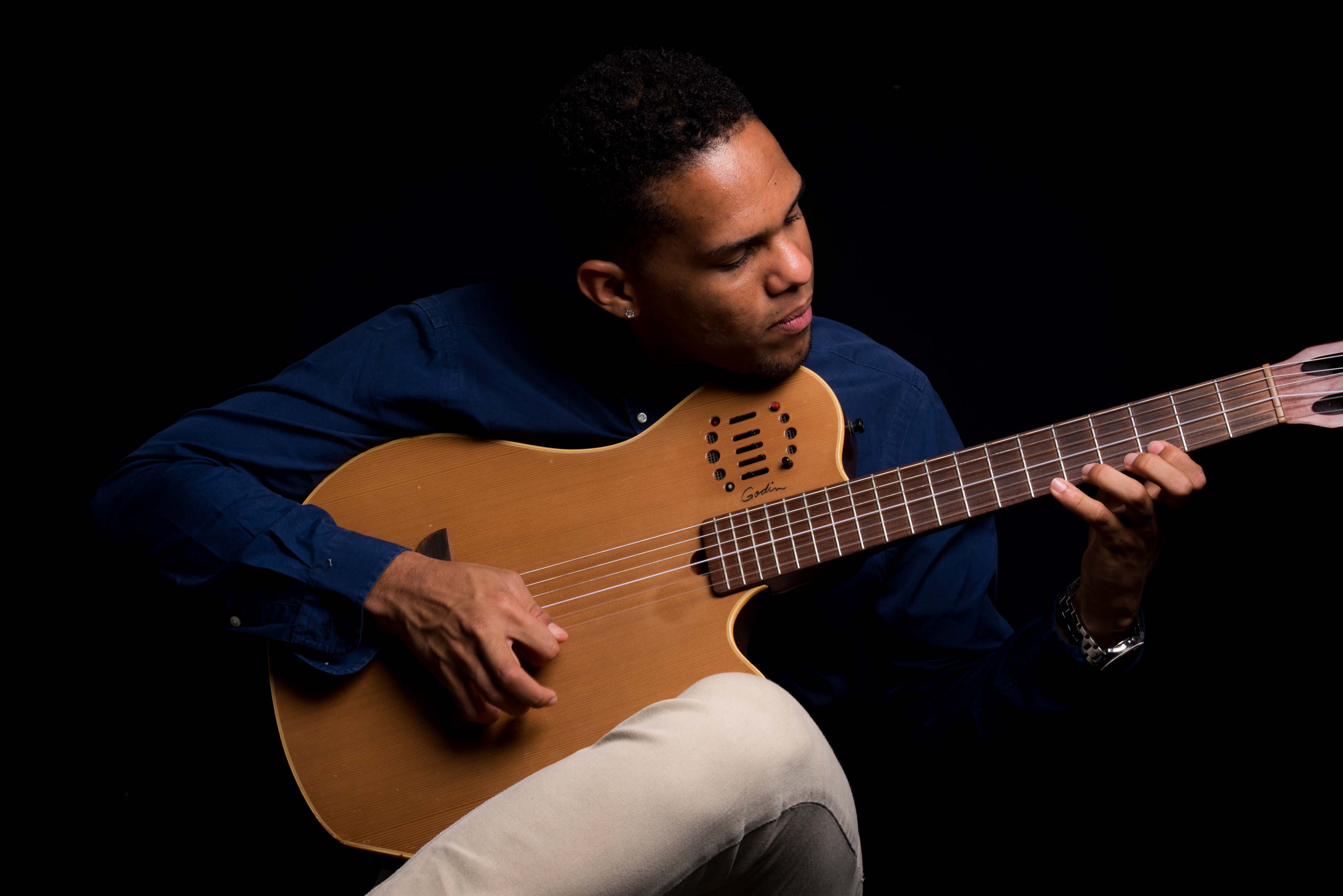 Guitarista Chris Kross di Aruba ta reforsá orkesta