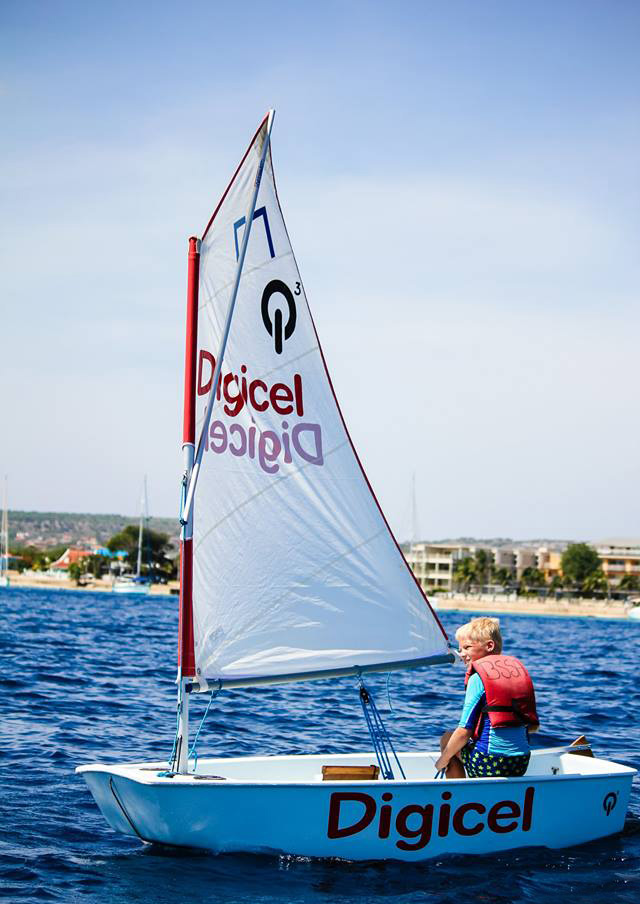 Digicel ta deseá tur hóben di Bonaire Sailing School hopi éksito den kompetensianan di regata