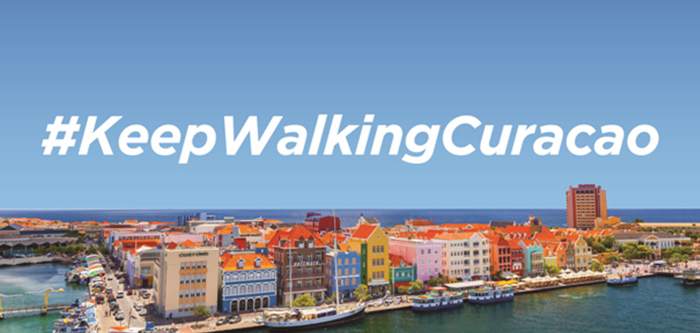 Bo foto riba billboard pa “Keep Walking Curaçao”