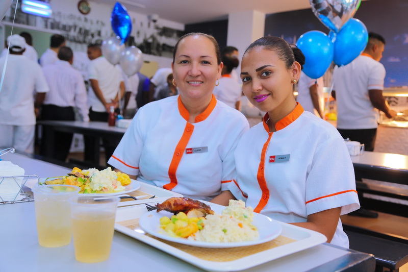 Empleadonan di Riu Palace Aruba feliz cu nan cafetaria nobo