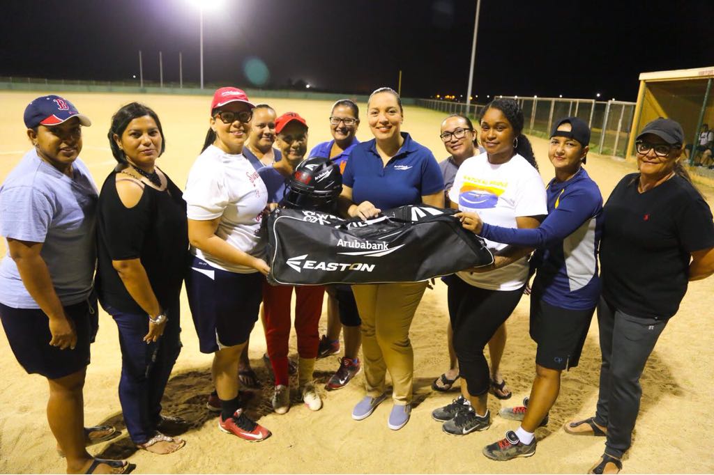 Sweet Devils Ladies Softball Team lo representa Aruba na Corsou