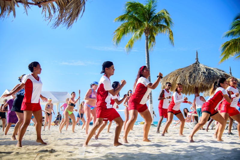 Turistanan a disfruta un atardi di zumba cu Riu Palace Aruba y Riu Palace Antillas