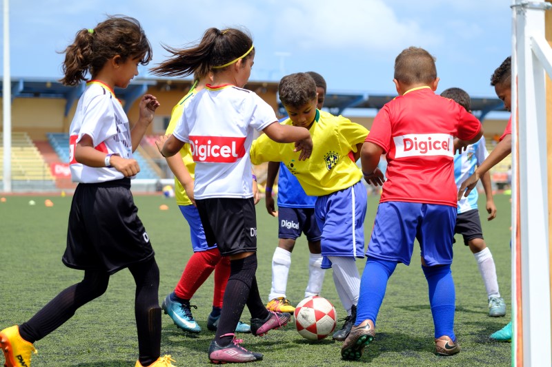 Digicel Aruba sosteniendo Road to Russia Soccer Camp 2018