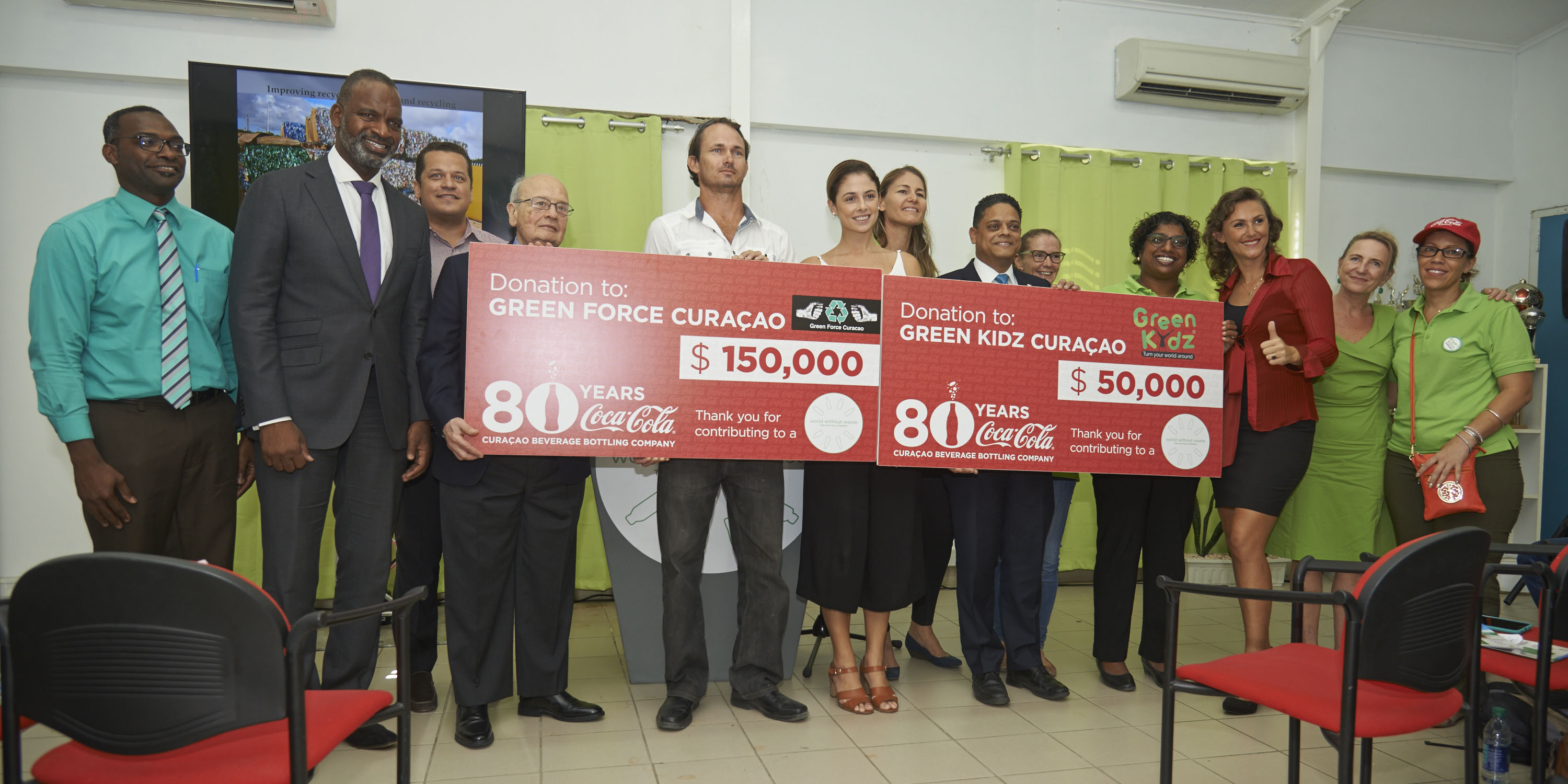 Coca- Cola ta selebrá 80 aña na Kòrsou dunando nan kontrubuishon na medio ambiente