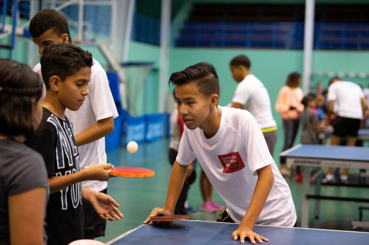 Hungando tennis di mesa cu Ching Ho Chung y Mikayla Mathilda