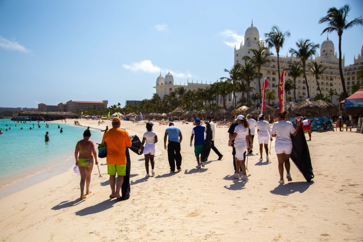 Riu Palace Aruba y Riu Palace Antillas ta lucha contaminacion di plastic