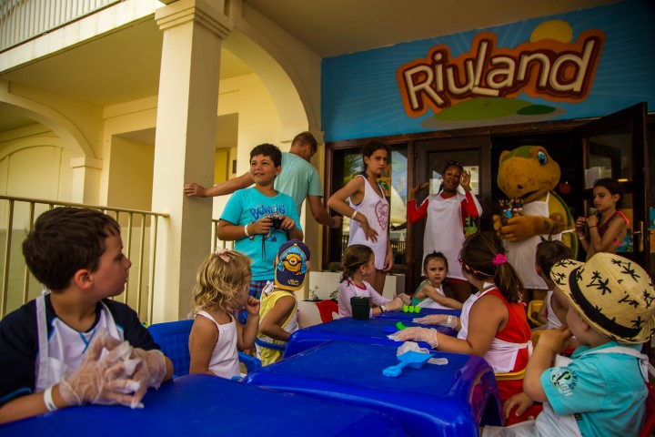 Muchanan huesped na Riu Palace Aruba a planta mata cu Calú