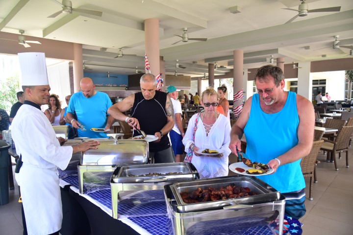 Turistanan di Riu Palace Antillas a celebra dia di independencia cu dushi BBQ