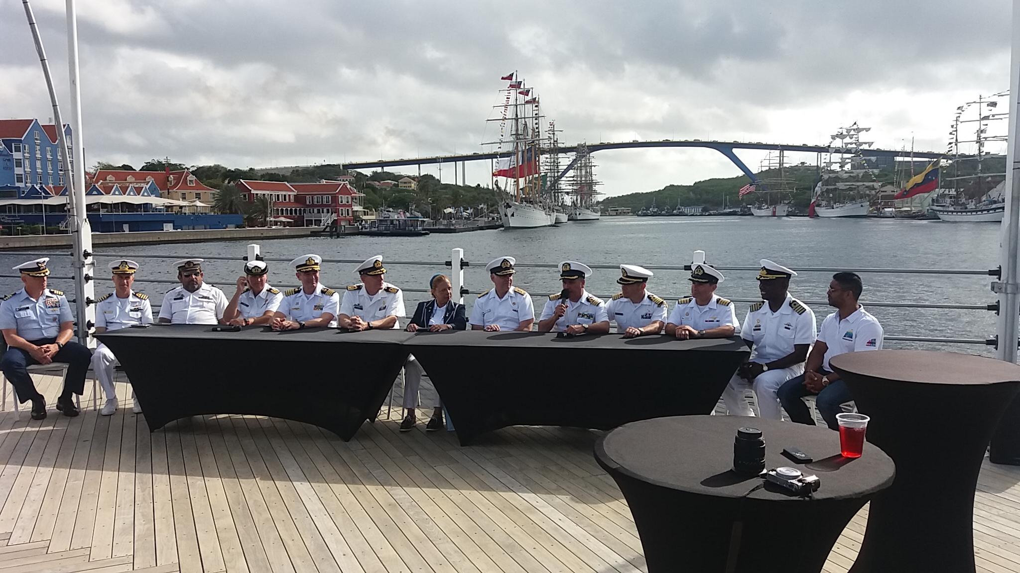 Komandantenan di e ocho barkunan di bela estilo tallship a reuní riba brùg Emma