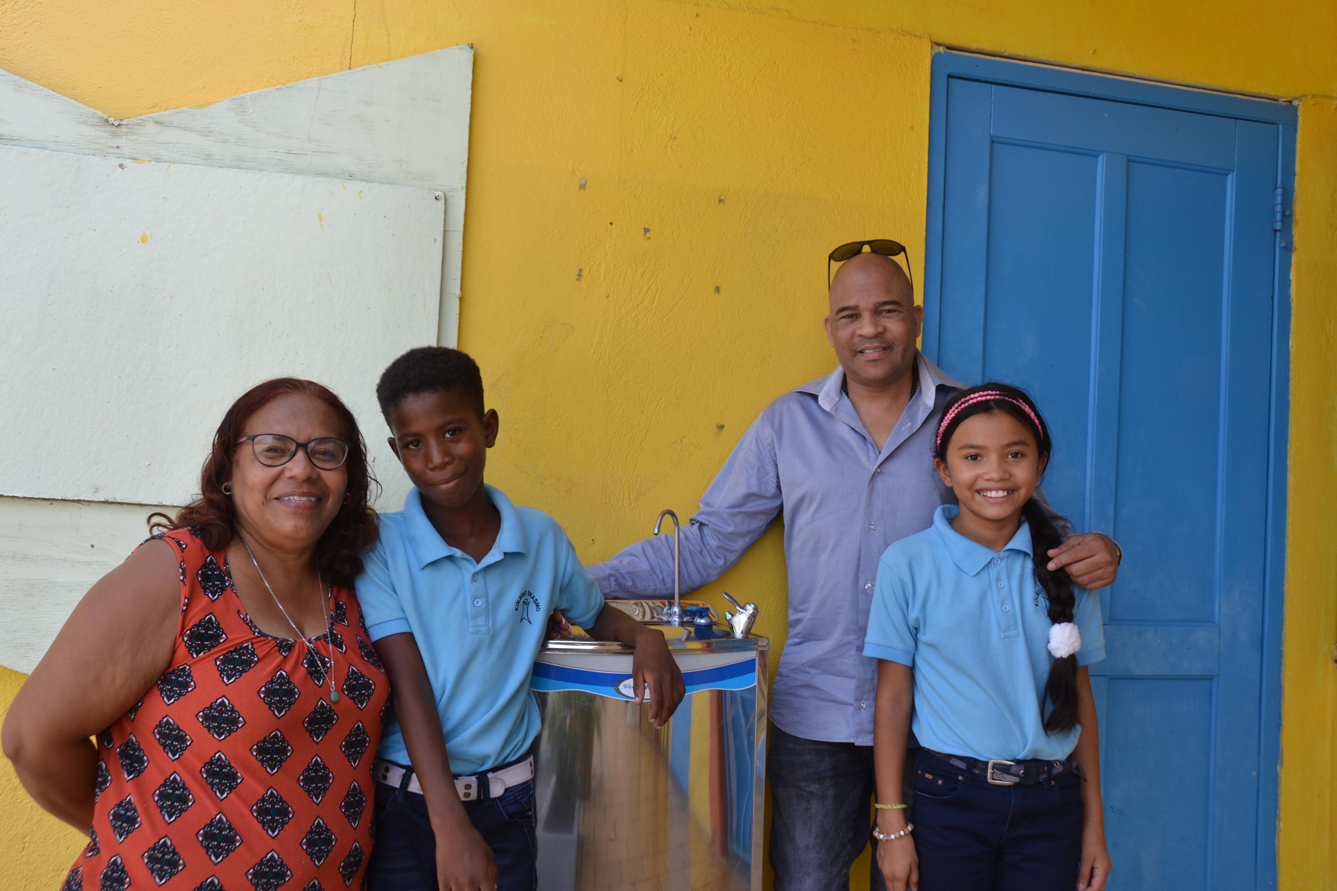 Parlamentario sr. Gilbert Doran a entrega di un Kuler na Kolegio Erasmo