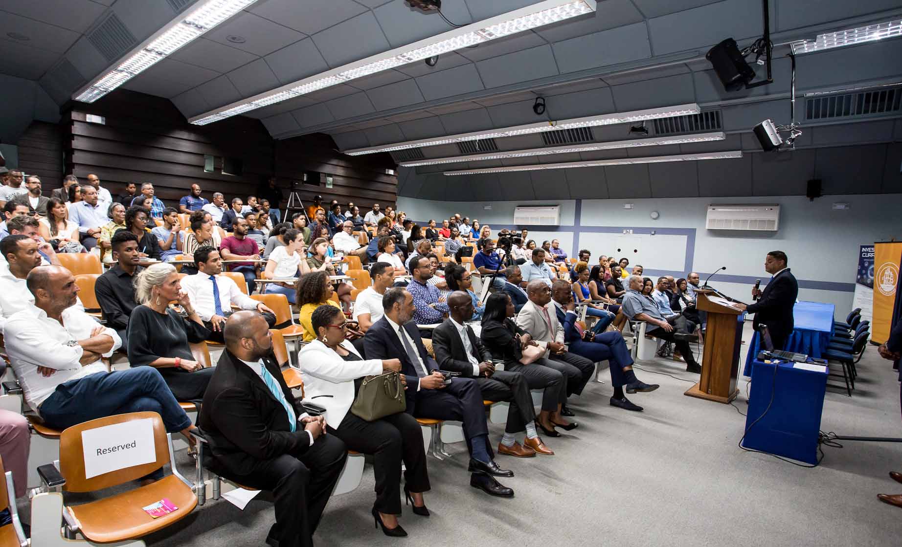 JCI IOBA Curaçao ku un seminario eksitoso djamars anochi na ouditorio di Universidat di Kòrsou ku mas ku 160 partisipante