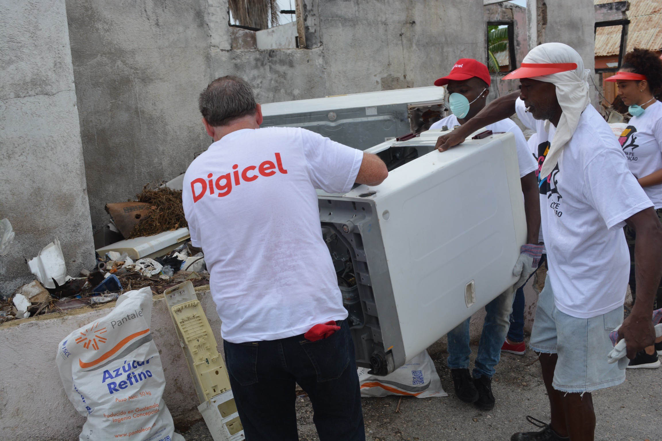 Digicel tambe a duna su aporte durante World Cleanup Day!