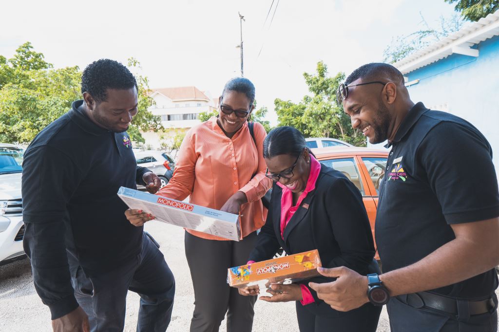 Muchanan di Kolegio Santa Clara a risibí nan regalonan di ‘Magical Christmas Toy Drive’