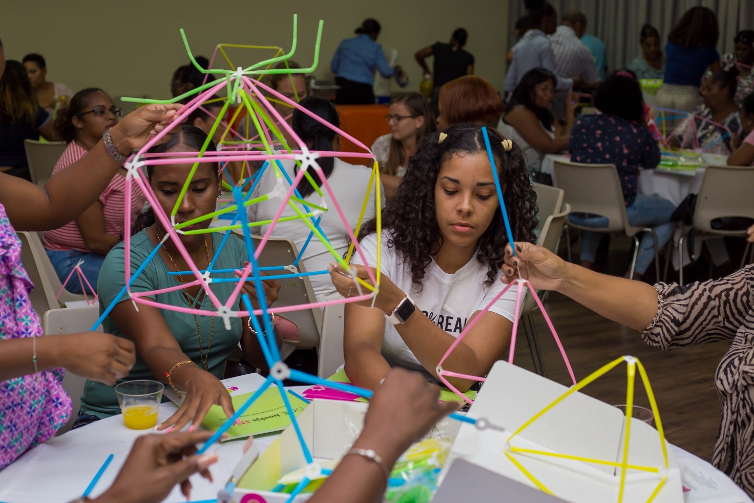 Children’s Museum Curaçao deelt 150 gratis Doe-boxen uit aan alle basisscholen