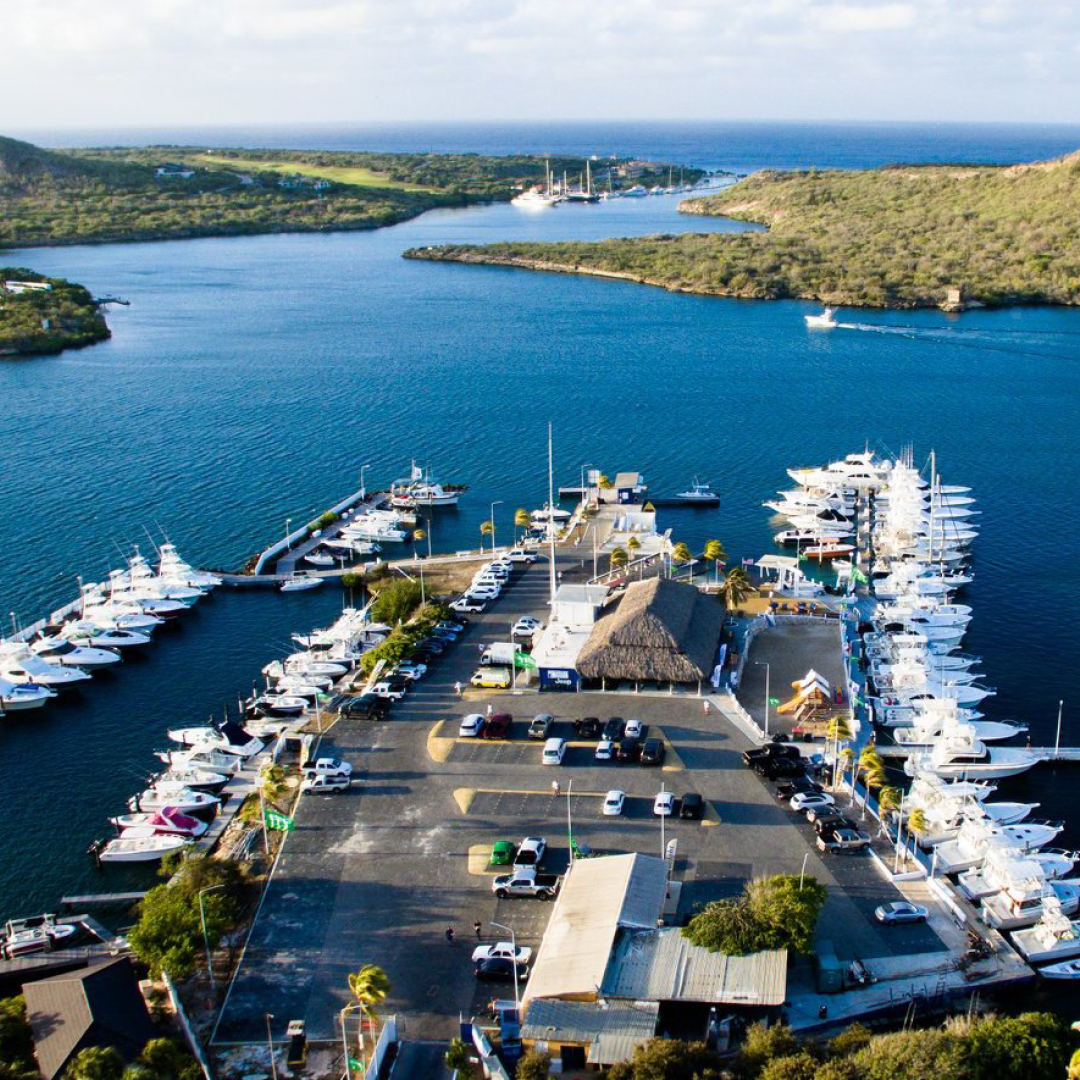 Spar Fun Miles ora bo yena kombustibel na pòmpstashon Cocolishi na The Curaçao Yacht Club