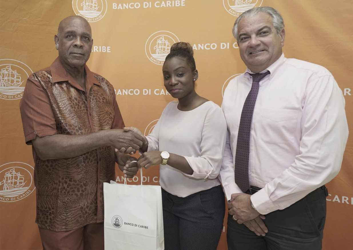 Banco di Caribe a entregá premionan di ‘Travel Madness’