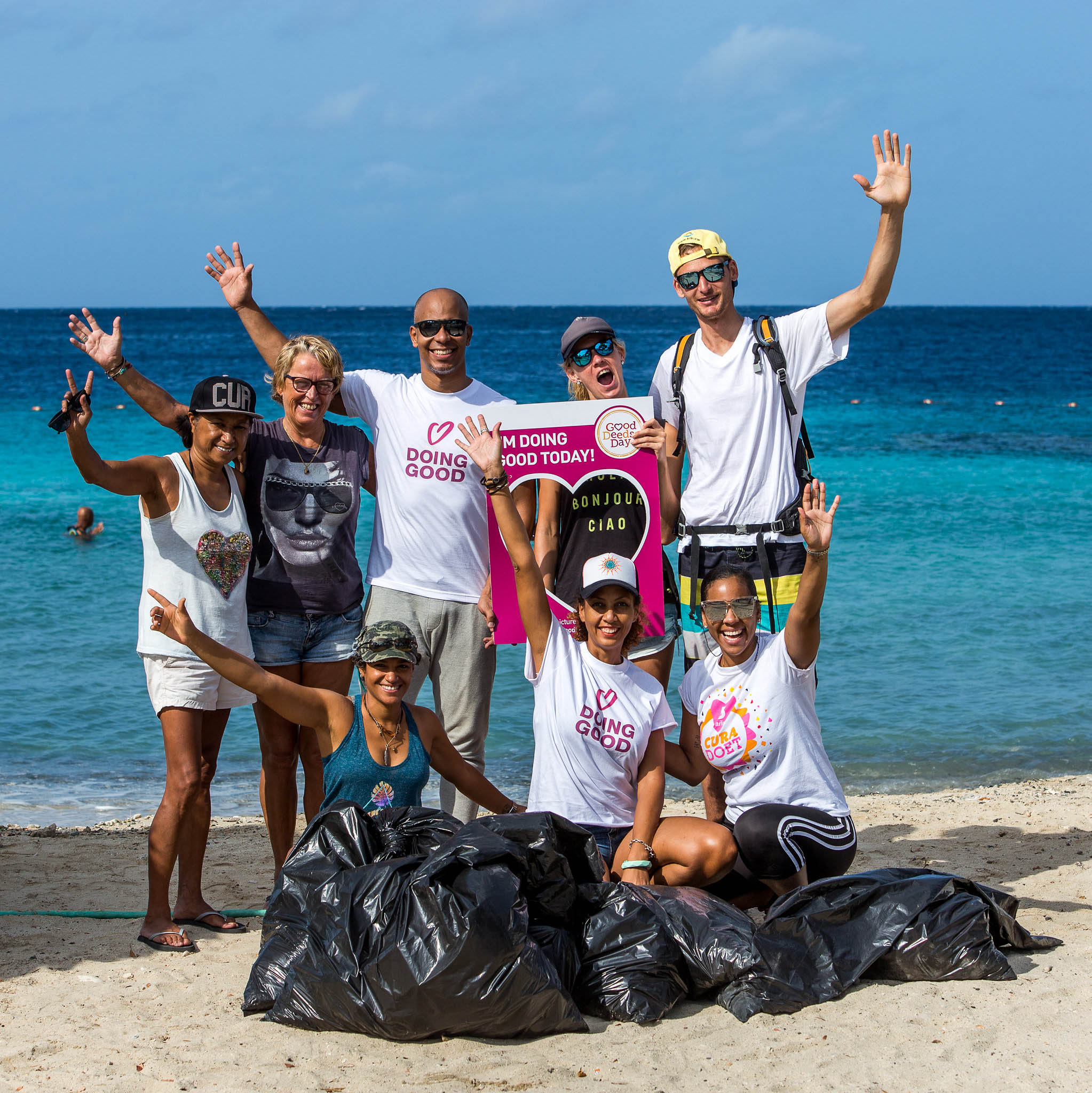 BOLUNTARIONAN DI SPREAD THE LOVE CURAÇAO PA DIA DI BON AKSHON